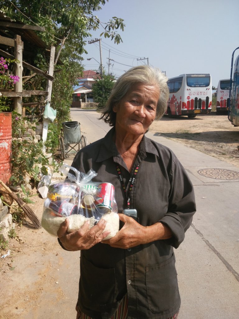 Feed 1275 slum dwellers for a year in Thailand