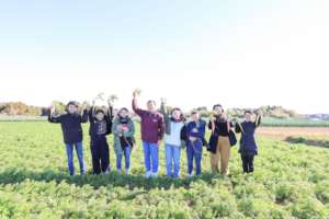 Student reporters and Mr. Sakamoto