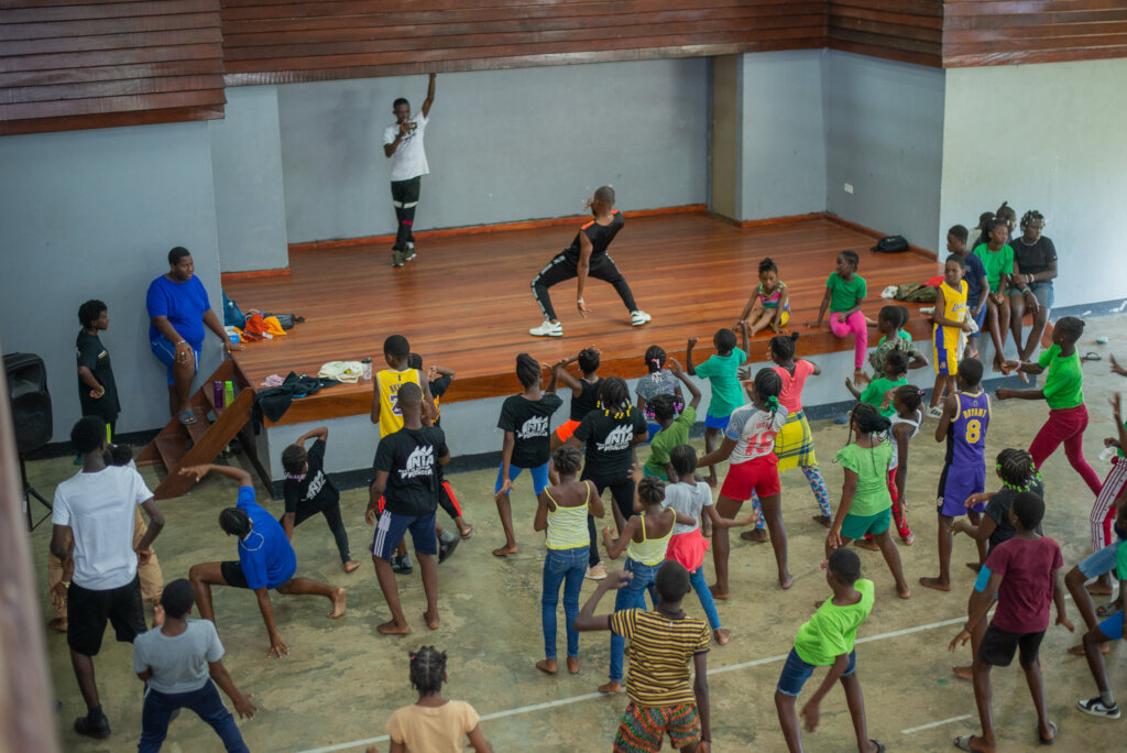Move Forward Suriname: Dance en sports for kids