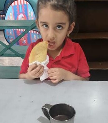 Yeiskmar having breakfast at her school.
