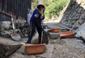 Activities to take out mud accumulated in the road