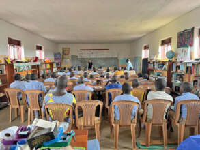 Volunteer Tricia teaching students in library