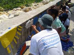 Finishing touches eco mural in Cano del Oro