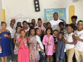 Children Welcome Foreign Donor with Heartfelt Gift