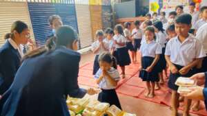 Childrens're getting nutrition at CBE school