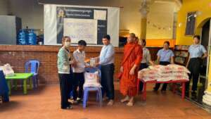 Thona, a Grade B student, is receiving an award