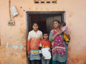 Ishika with her mother Vimlesh & younger siblings