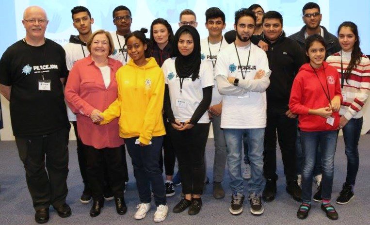 Students with Nobel Peace Prize Winner