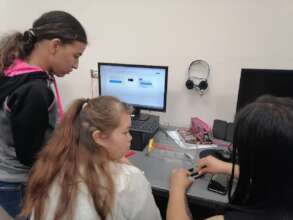 Women from our previous workshop working together