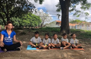 Yo Soy la Respuesta students meditating.