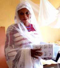 A pregnant women received her Lifesaving Kit