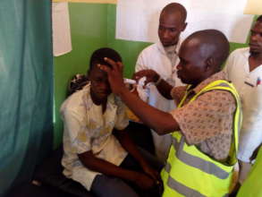 A volunter treating patient at Doruwa clinic