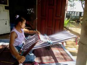 Back-strap weaving by Daw Naw. photo: Thera Cho