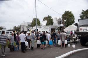Earthquake victims in line for supplies