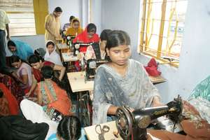 Girls in the working unit Manufacturing Bags