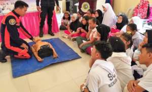 Firemen train Little Nurses with lifesiz manequins