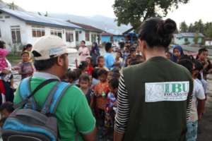 Firdaus (left) talking to the children of Baluese.