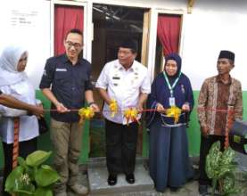 Handover ceremony with KUN and Yogi (second left).