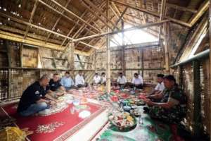 Yogi (second left) & KUN celebrate the completion.