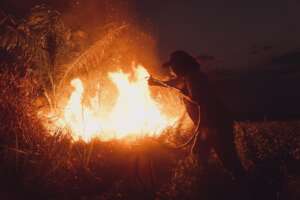 Nena luchando contra incendio / Nena fighting fire