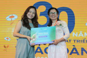 LIN staff handing over funding notice to Thao Dan