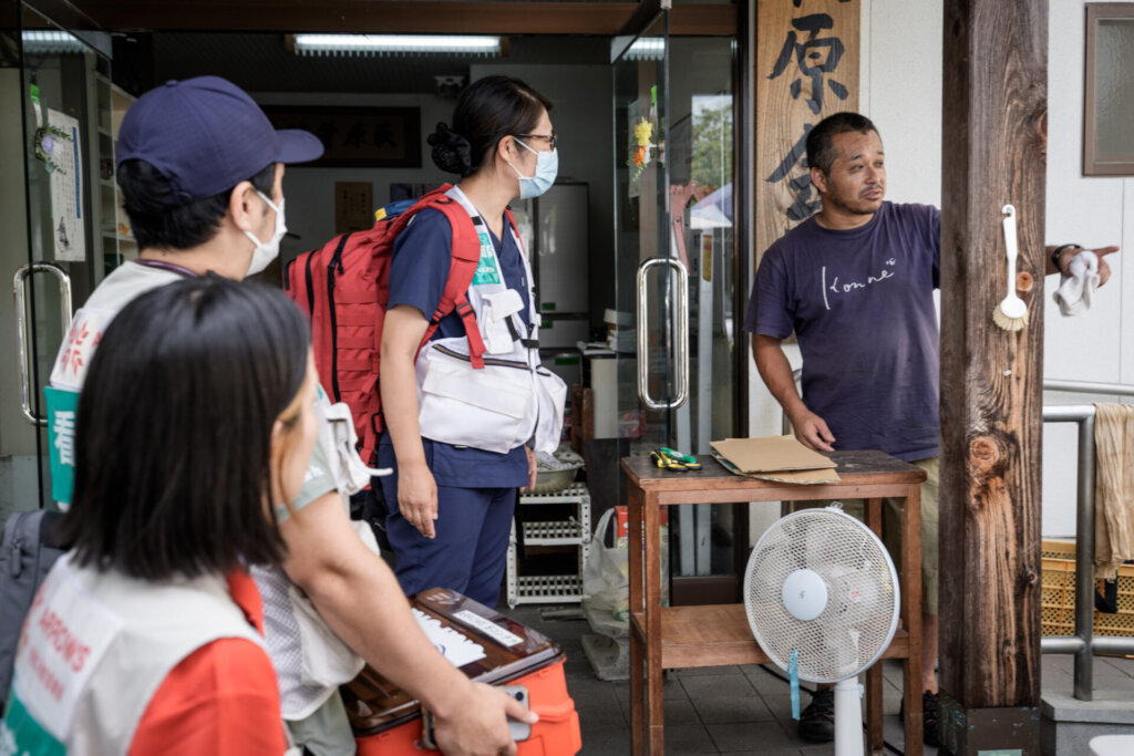 Medical team & resident (Photo: Yasuyoshi Chiba)