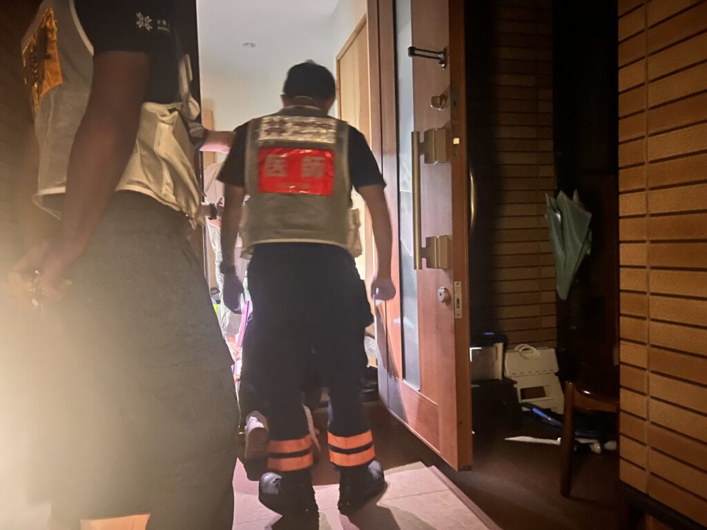 Dr. Inaba arrives at patient's home