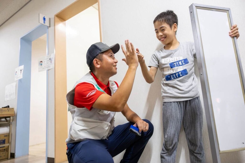 Responder & child affected by Kumamoto earthquake