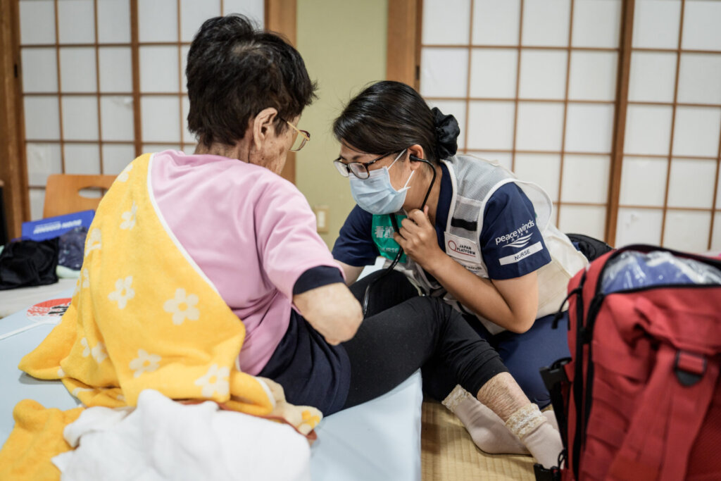 Nurse Shingai & patient (Photo: Yasuyoshi Chiba)