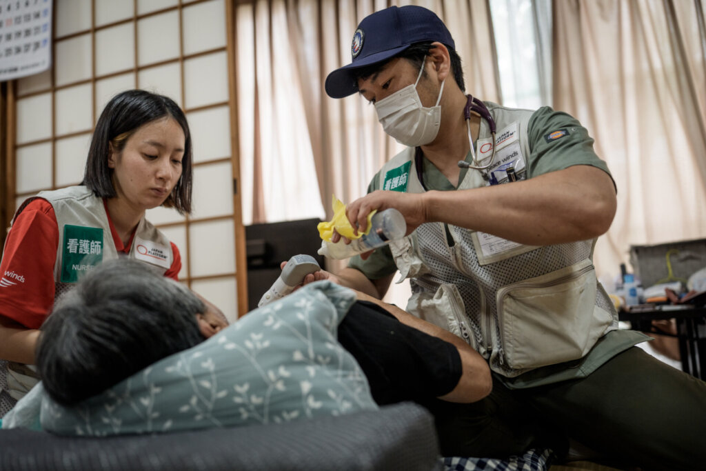 Nurses conduct ultrasound (Photo: Yasuyoshi Chiba)