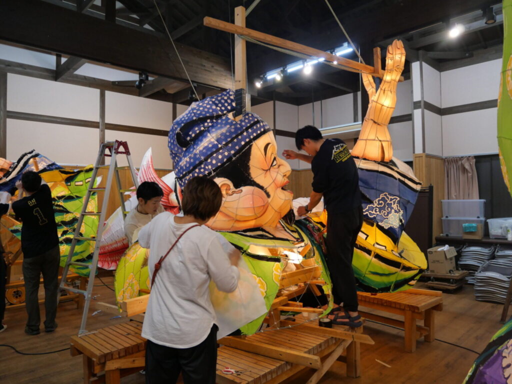 Volunteers build an Iida Toroyama Festival float