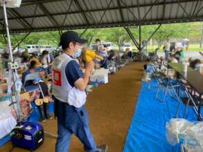 Distributing masks to evacuees