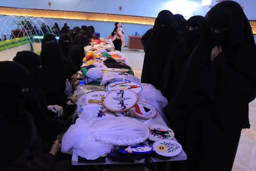 Display embroidery products in the exhibition