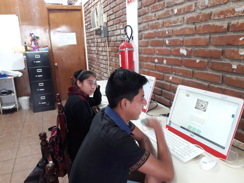 Students of the 8th generation in Tezonapa .
