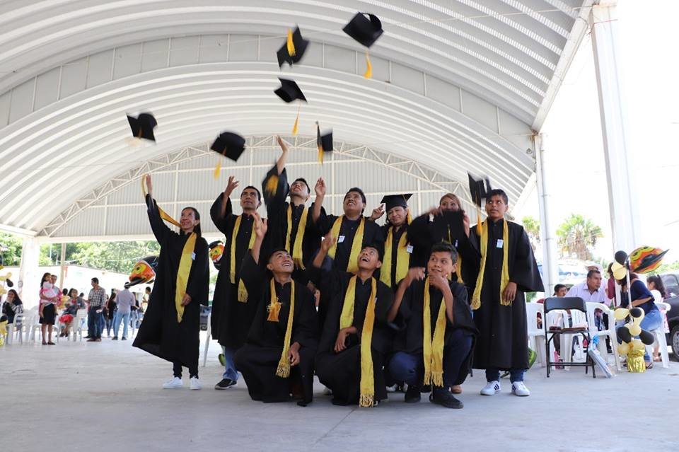 School for young Mexicans socially disadvantaged.