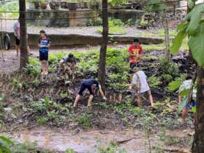 Planting King's Grass to prevent erosion