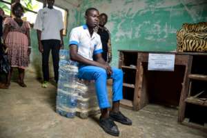 How to build a chair using plastic bottles