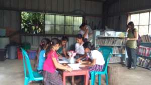 Students in the Nueva Providencia library