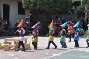 Students portray the seven dwarves