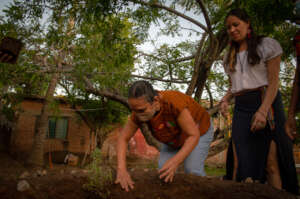 Medicinal community garden. Elsa and Cynthia.