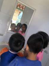 The children in front the mirror