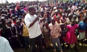 Ezra Kigondu addressing the children