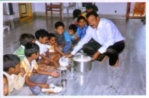 children feeding the food