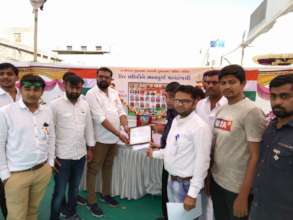 Appreciating camp organizers - blood donation camp
