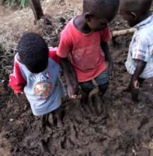 Kids stomping mud for TAKATAKA House