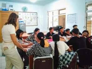 English club with volunteer teacher from France
