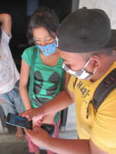 Explaining to student how to use smartphone