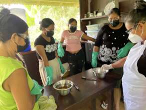 Women from Huaynakana learning to make soaps