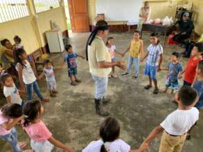 Workshop with children from Tres Unidos community.