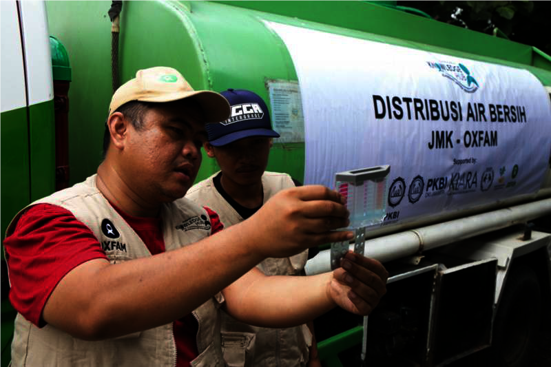 Water treatment (Credit: Adrian Mulya/OxfamAUS)